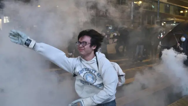 示威者在街头与警方对峙。