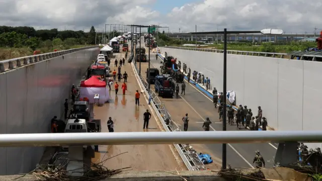 17일 오전 미호천 제방 유실로 침수된 충북 청주시 흥덕구 오송읍 궁평2지하차도에서 군 장병과 구조대원들이 실종자 수색작업을 벌이고 있다