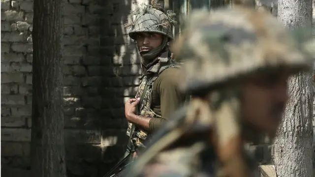 Учения пришлись на период ужесточения дипломатической риторики между Индией и Пакистаном в связи с нападением на индийскую военную базу в спорной области Кашмир