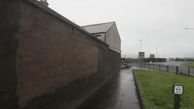 Стена в североирландском порту Ларн, где была надпись с угрозами в адрес таможенников
