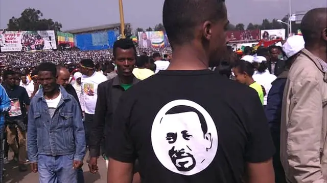 የጠ/ሚ አብይ አሕመድ ምስል ያለበት ቲሸርት የለበሰ ወጣት