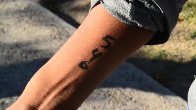 Рогеиро показује руку са бројем