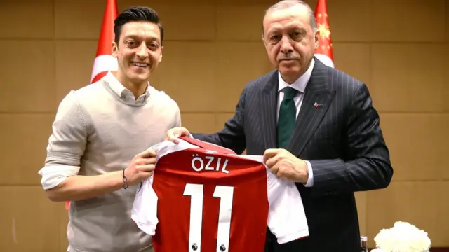 厄齊爾與土耳其總統埃爾多安的合照。