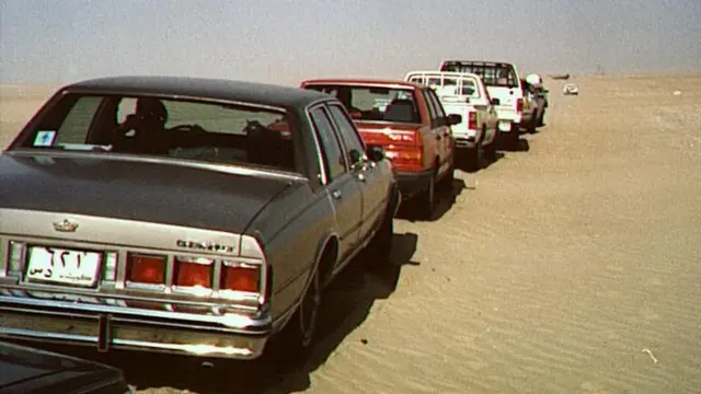 इराक़ी हमले के बाद कुवैत छोड़कर जाते लोगों का काफिला