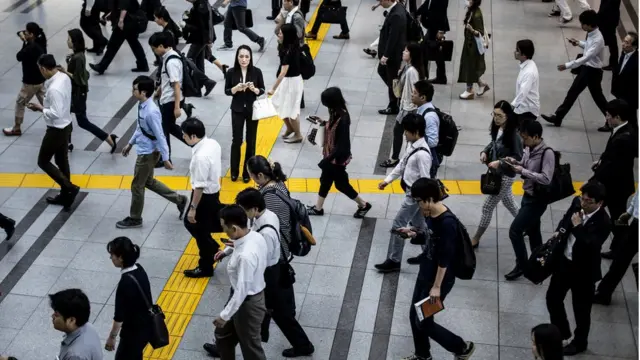 Сколько смартфон-зомби в этой толпе? Как минимум половина?