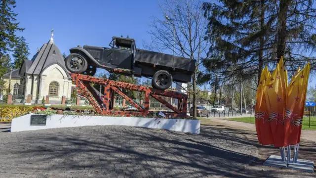 Памятник полуторке на "дороге жизни" (Ленинградская область)