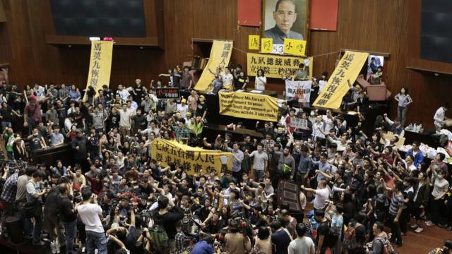 台湾“反服贸”抗议参与学生占领立法院议场（19/3/2014）