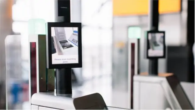 ব্রিটিশ এয়ারওয়েজে যুক্তরাজ্যের আভ্যন্তরীণ বিমান যাত্রায় অনেক ফ্লাইটে ওঠার সময় পাসপোর্ট দেখাতে হচ্ছে না।