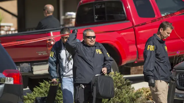 David Long'un evinde arama yapan polisler