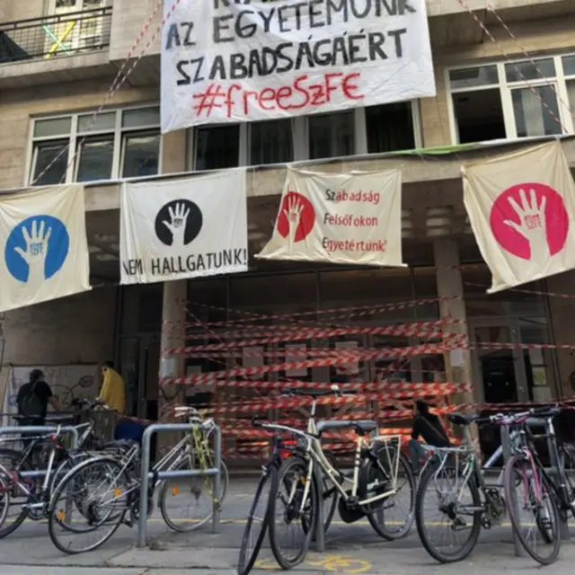 Fachada da Universidadeslot duelTeatro e Cinema,slot duelBudapeste, cobertaslot duelcartazes e uma fita vermelhaslot duelfrente à porta