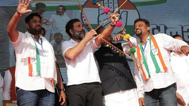 सूरत में रैली के दौरान राहुल गांधी