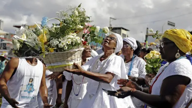 Feligreses de la religión candomblé festejan el culto a Yemanyá, patrona de los mares.