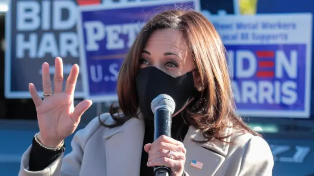 A candidata democrata à vice-presidência dos EUA, Kamala Harris, gesticula enquanto fala durante um evento inicial de campanha em Michigan, EUA.