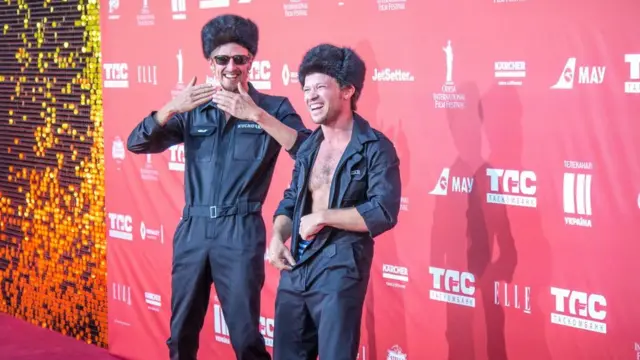 Учасники українського гурту "Деньги вперед" Фелікс Шиндер, Євген Кучурка на червоній доріжці Одеського кінофестивалю