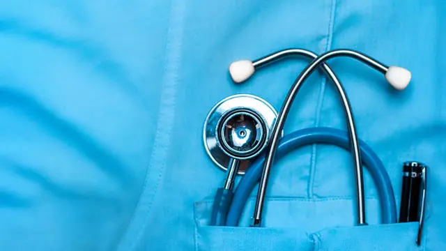 Bolsillo con estetoscopio guardado