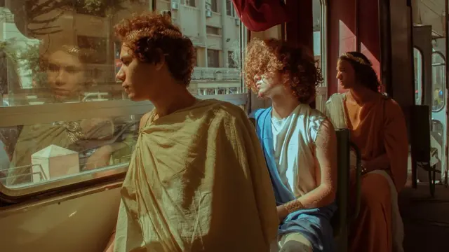 شباب يرتدون زي روماني داخل ترام الإسكندرية