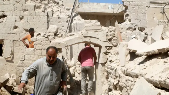 Sirios inspeccionando los daños en Alepo