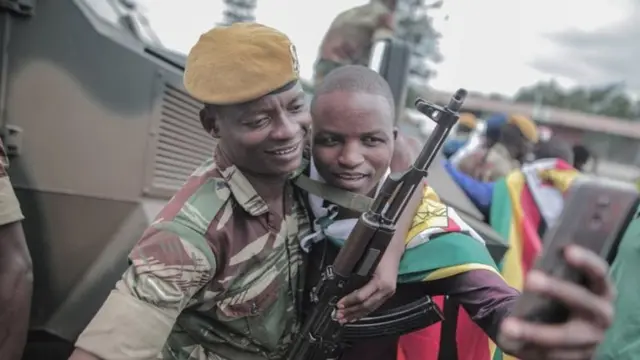 Des soldats zimbabwéens, après la chute du régime de Robet Mugabe en novembre 2017