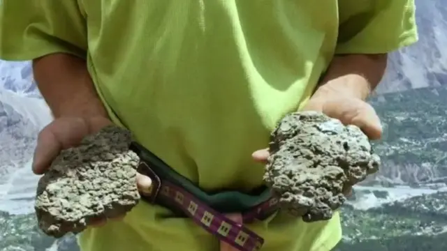 પહાડોમાંથી શિલાજિત એકઠી કરવામાં આવે છે