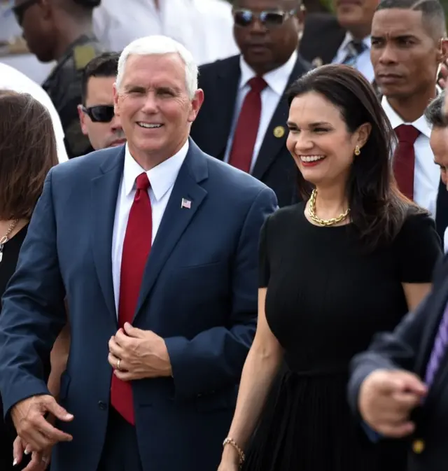 Mike Pence junto a la vicepresidenta de Panamá.