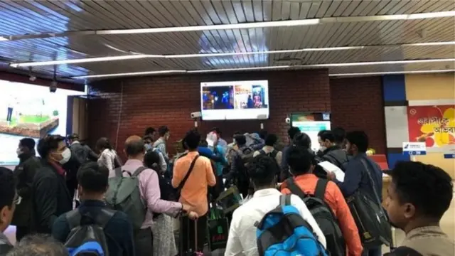 ঢাকায় হযরত শাহজালাল বিমানবন্দরে করোনাভাইরাস সংক্রান্ত স্বাস্থ্য পরীক্ষার ডেস্ক