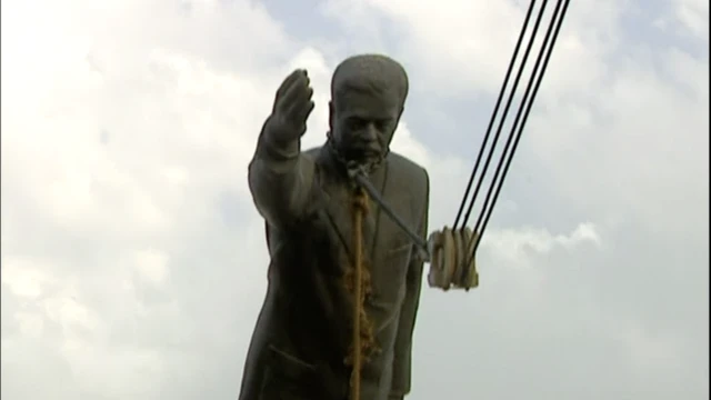 Знаменитые кадры, где статую Саддама сбрасывают с пьедестала