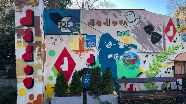 Мурал прекопута улаза у Дадов и клупице на којима махом седе ученици Треће београдске гимназије