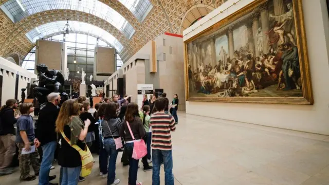 قد ساهم نظام التعليم الفرنسي في ترسيخ عادة الإجابة بالنفي لدى الفرنسيين، إذ يتعلم الأطفال الفرنسيون في المدارس النظر للاختلاف في الرأي على أنه وسيلة لتحفيز التفكير الخلاق