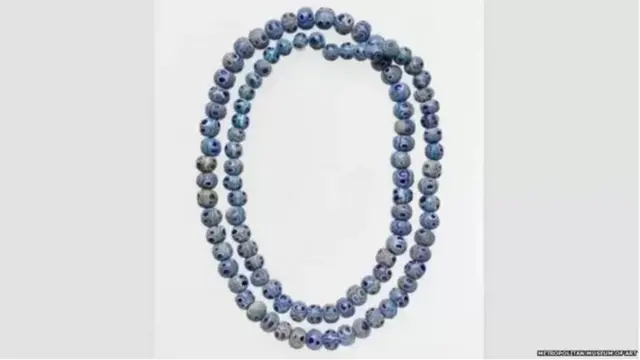 પ્રાચીન સભ્યતામાં, માળા અથવા હારના મોતી પર આંખનું પ્રતીક બનાવવામાં આવતું હતું.