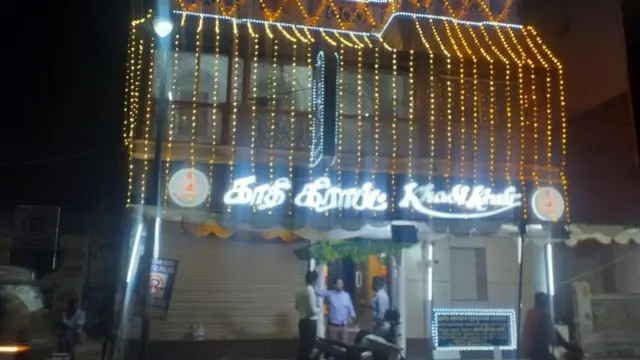 காந்தி முழு ஆடையை விட்டுவிட்டு, அரையாடைக்கு மாறிய ராம்ஜி கல்யாண்ஜியின் இல்லம் இருந்த கட்டடம். தற்போது அங்கு காதி கிராஃப்ட் இயங்கி வருகிறது.