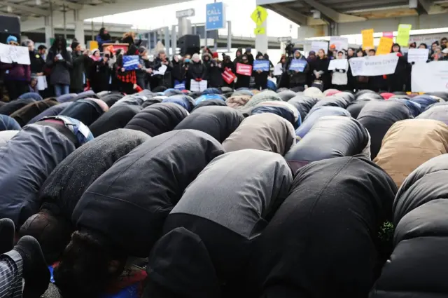 El viernes hubo un grupo de manifestantes que rezaron en el aeropuerto JFK de Nueva York.