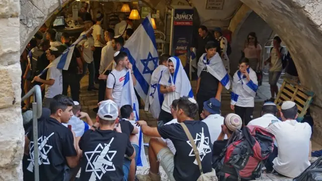 Bayrak yürüyüşüne katılanlar