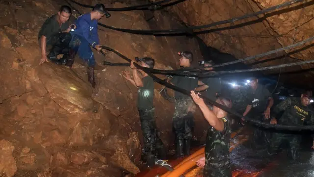 เจ้าหน้าที่วางสายเคเบิลในถ้ำหลวง