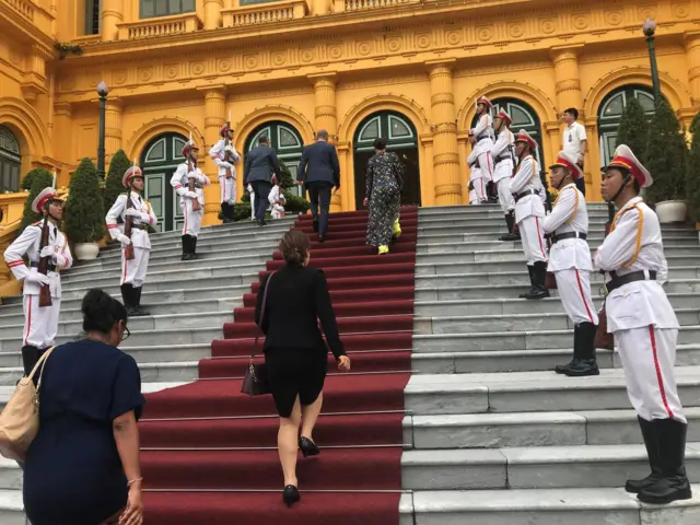 Tân Đại sứ Anh Gareth Ward bước vào Phủ Chủ tịch Năm nay đánh dấu 45 năm quan hệ ngoại giao Anh - Việt.