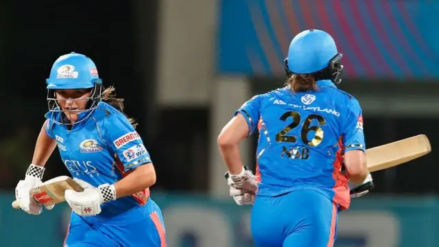 नैट सिवर ब्रंट और एमिलिया कर ने चौथे विकेट के लिए अर्धशतकीय साझेदारी निभाई