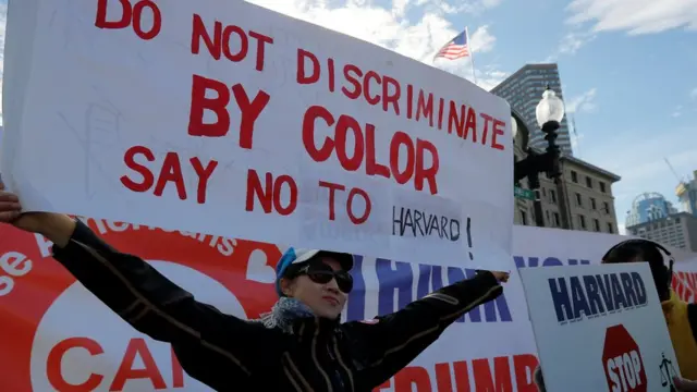 10月14日，示威者在波士顿打出标语，挑战哈佛大学“歧视亚裔”的招生政策。
