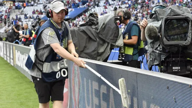 стюард со шваброй