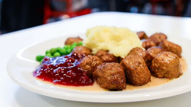 Un plato con albóndigas