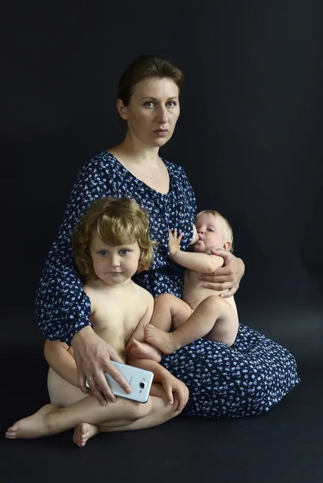 кормящая мать с детьми