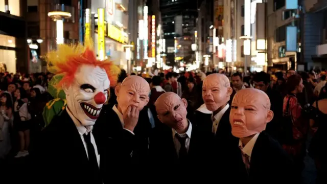 Гуляки в костюмах Хэллоуина на улицах Токио (31 октября 2018 г.)