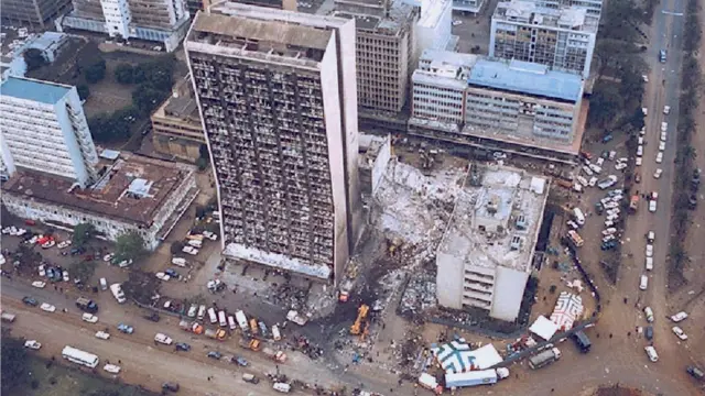 ট্রাকভর্তি বিস্ফোরক দিয়ে চালানো হামলায় নাইরোবির মার্কিন দূতাবাসের একাংশ ধসে পড়ে।