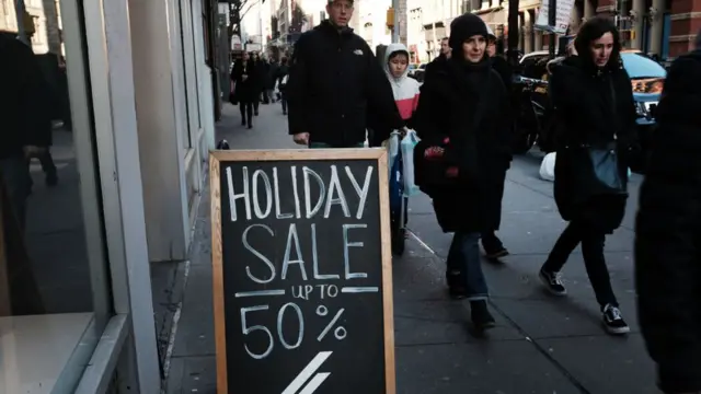 Personas caminando en Nueva York (Estados Unidos) en época de rebajas