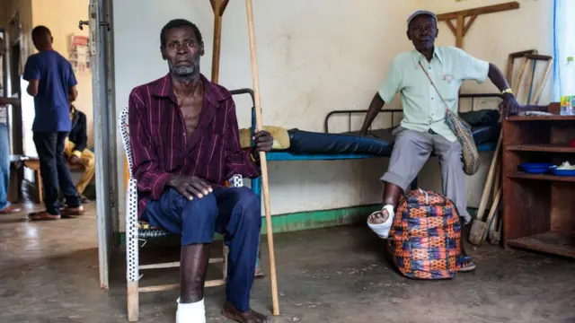Abagabo babiri b'impunzi muri Uganda mu bitaro vya Rwenyawawa mu 2018, bahunze intambara hagati y'aba Hema n'aba Lendu muri Ituri