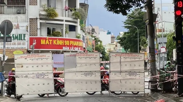 Hai đầu đường Phan Đình Cung dẫn ra Phan Xích Long bị bịt bằng tấm chắn cao.