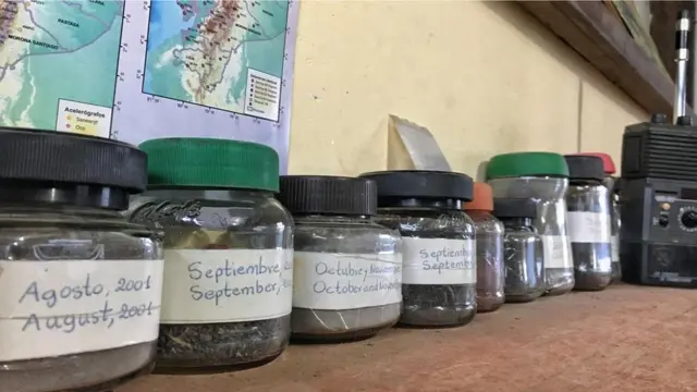 Frascos con piedas que despidió el volcán Tungurahua. (Foto: Eliot Stein)