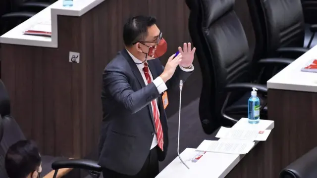 นายวิโรจน์ ลักขณาอดิศร ขึ้นอภิปรายเป็นคนแรกของพรรคก้าวไกล