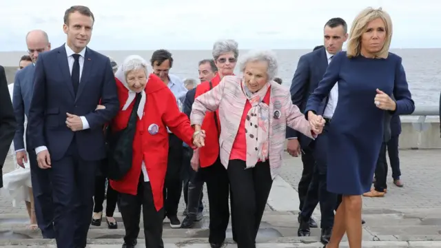 Tổng thống Pháp và vợ, bà Brigitte, thăm Công viên Remembrance ở Buenos Aires, nơi vinh danh 30.000 người mất tích hoặc bị giết dưới chế độ quân sự của Argentina thời kỳ 1976-1983. Họ nắm tay nhau đi bộ cùng với các nhà vận động kỳ cựu Vera Vigevani de Jarach và Lita Boitano