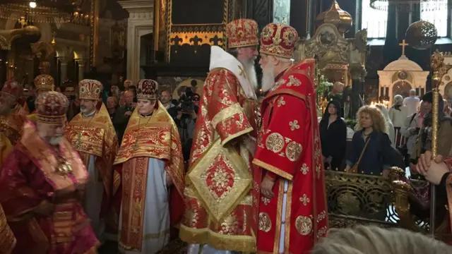 Філарет та архієпископ Сімферопольський і Кримський Климент під час служби