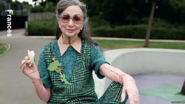 Una modelo de avanzada edad lleva un diseño de Prada para la revista Hunge