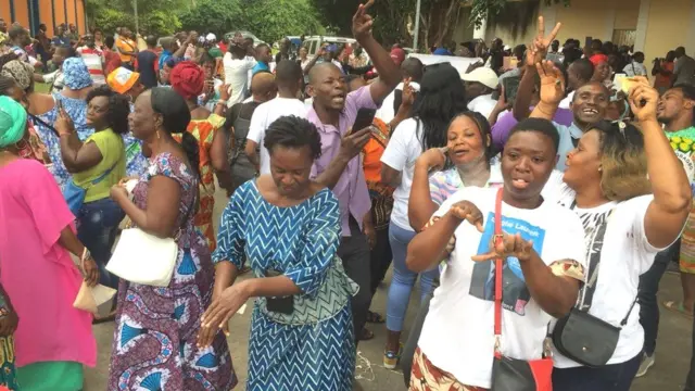 Les partisans de Simone Gbagbo devant sa résidence à Cocody